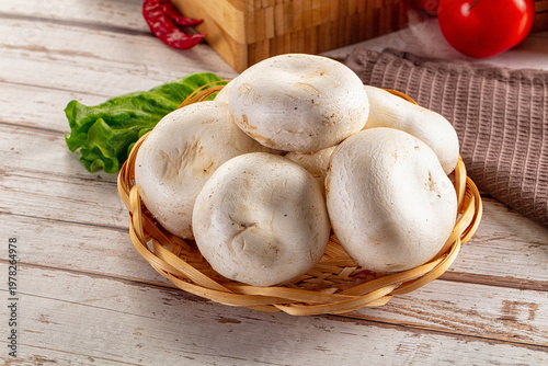Valokuva Raw white champignon mush heap