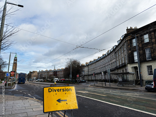 Fotografia Yellow diversion sign pointing left on a busy Georgian street in Edinburgh, Scot