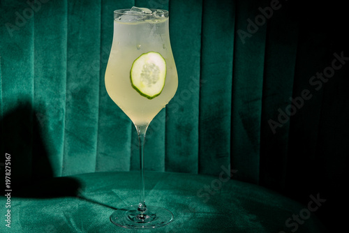 Fotografija A refreshing cucumber cocktail with ice in a long-stemmed tulip glass, set again