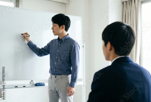 塾講師 個別指導 教育 教える 男性 ホワイトボード 研修