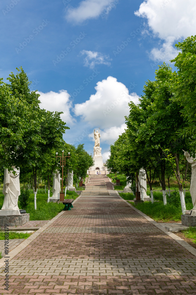 Obraz premium An alley with statues of ancient philosophers and evangelists