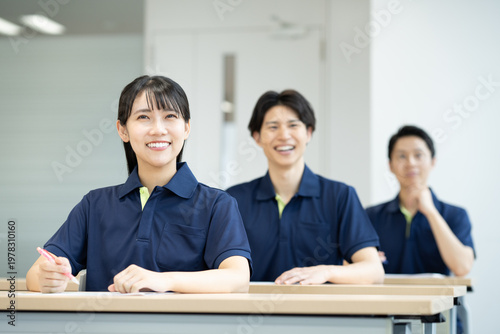 Bild auf Leinwand 研修を受ける若い介護福祉士　撮影協力：学校法人電波学園　東京電子専門学校