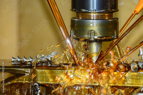 Tableau sur toile Macro shot of a high-pressure oil coolant stream during a CNC milling roughing process with indexable tooling