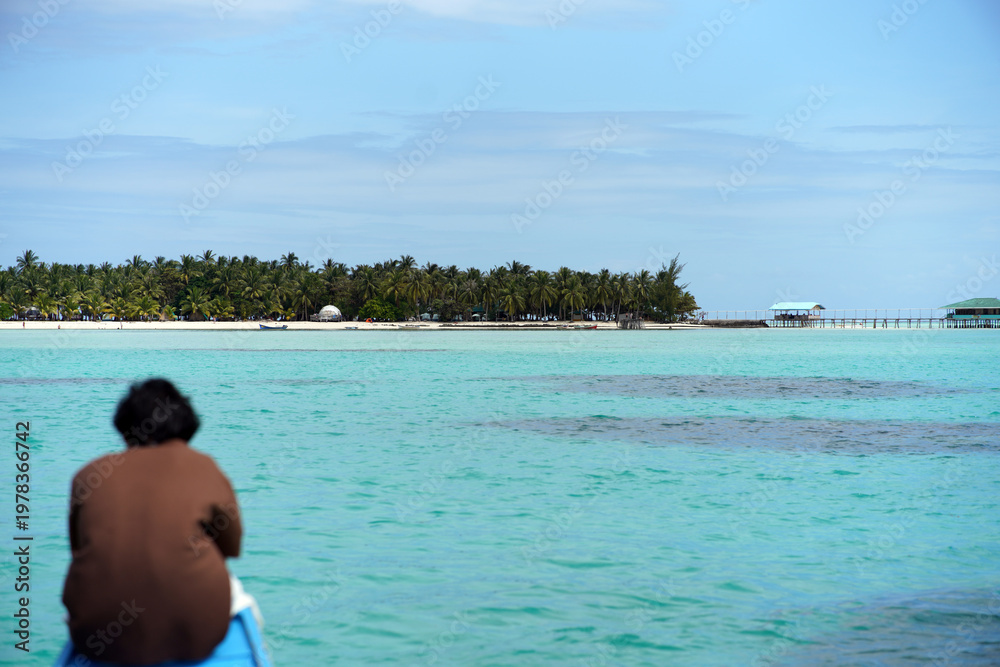 Obraz premium Onok Island is a tiny piece of paradise in the south of Palawan that features expansive shallow clear waters, giant clams, a sand bar appearing during low tide