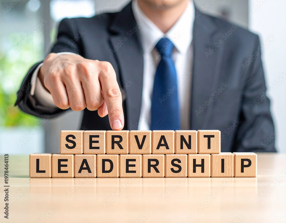 Obraz premium Servant Leadership - Geschäftsmann zeigt auf das Wort 