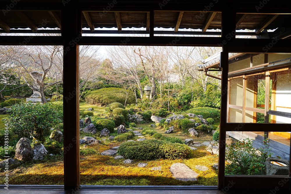 Fototapeta premium Vibrant Fresh Green Leaves and Zen Garden at Genko-an Temple in Kyoto, Japan - 日本 京都 源光庵 庭園 新緑の美しい禅寺の風景 