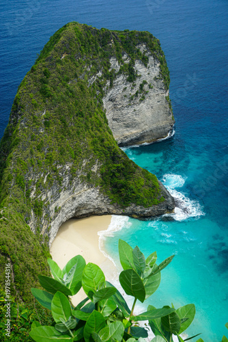 Foto Iconic cliff formation overlooking a secluded beach with turquoise water in Bali, Indonesia—perfect for travel, tourism, and tropical escape concepts