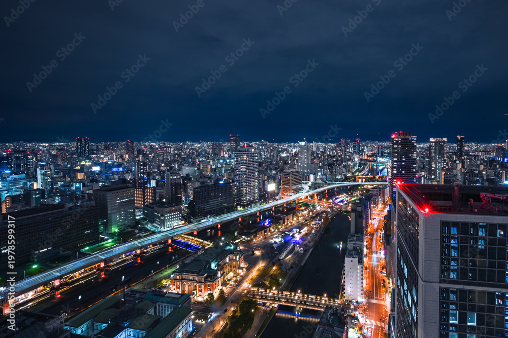 Fototapeta premium 高層ビルが立ち並ぶ大阪市内の夜景 高速道路の光が美しく綺麗なイメージ 【大阪夜景】