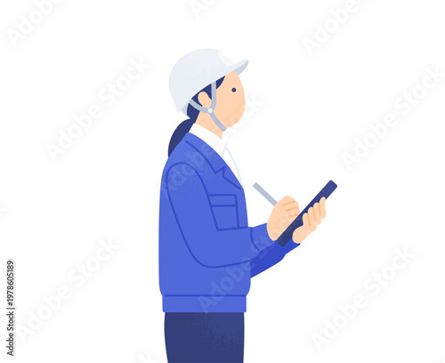 ヘルメットを被りタブレットで点検・記録する女性 現場を確認しながら記録する作業員の横顔