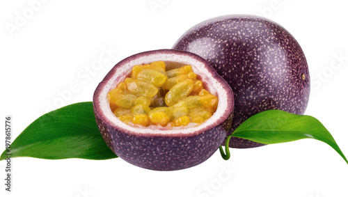 Foto Whole and halved passion fruit with green leaves, isolated on transparent backgr