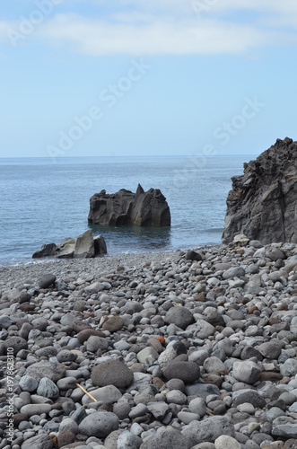 Kamienista plaża i skały w oceanie Atlantyk Madera