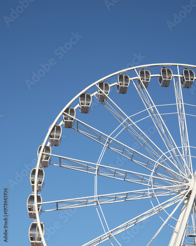 Cuadro en lienzo Large observation wheel under clear blue sky with copy space, modern travel and
