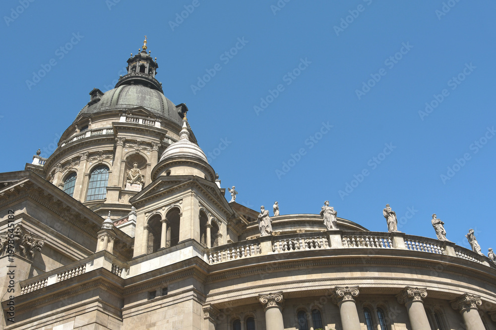Obraz premium The Co-Cathedral of St Stephen is a basilica located in the Pest district of Budapest. It is part of the Archdiocese of Esztergom-Budapest and is built in the Baroque style.