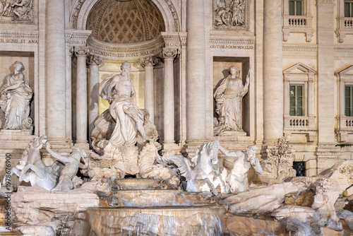 Valokuva Trevi Fountain in Rome at night, Baroque marble sculptures of Oceanus and allego