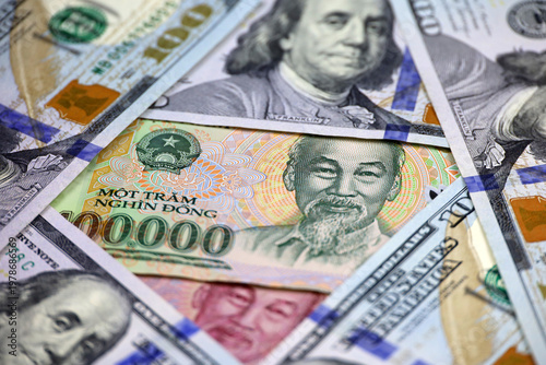 Foto US dollar and Vietnamese dong banknotes, paper currency for background