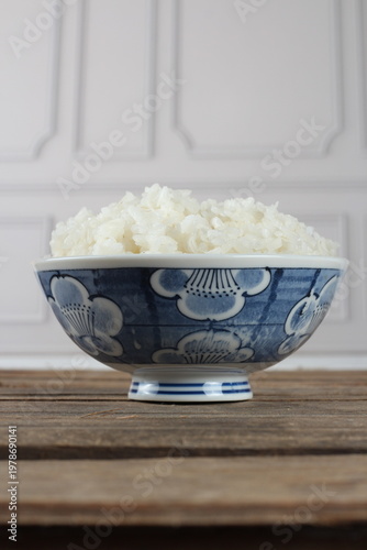 Tigela de arroz branco cozido estilo oriental