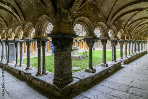 Foto Romanesque cloister of Sant’Orso with carved capitals, Aosta, Italy