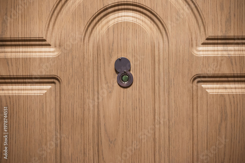Canvastavla Open peephole on wooden door close up