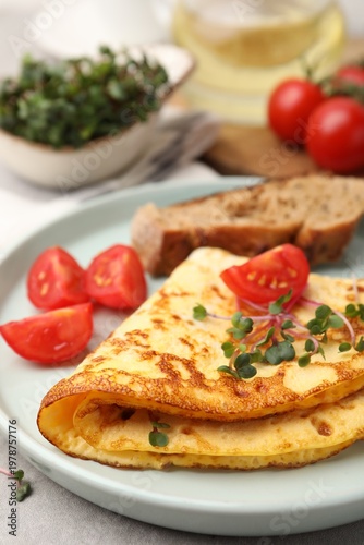 Foto Tasty breakfast with omelette, microgreens, tomatoes, bread and oil on table, cl