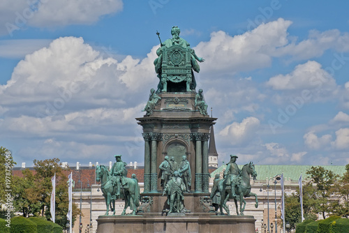 Tableau sur toile Statue of Empress Maria-Theresia , surrouned by field marshalls on horses and four women depicting cardinal virtues of justice, strength, mildness and wisdom