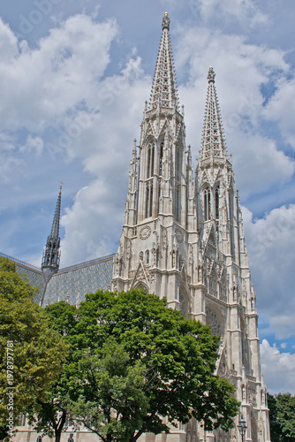 Tableau sur toile . neo-gothic Votive church in Vienna, Austria