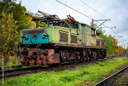 Foto An old, green, electric shunting locomotive standing on a side track