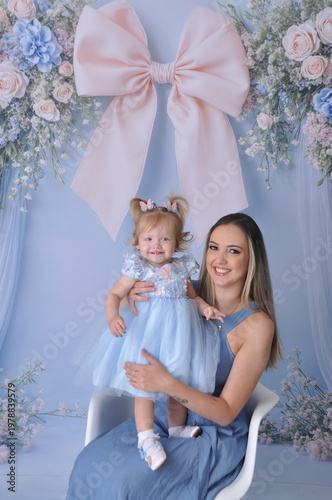 mãe com filha bebe celebram juntas o dia das mães 