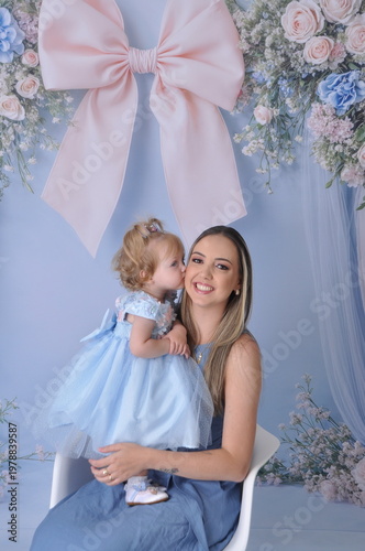 mãe com filha bebe celebram juntas o dia das mães 