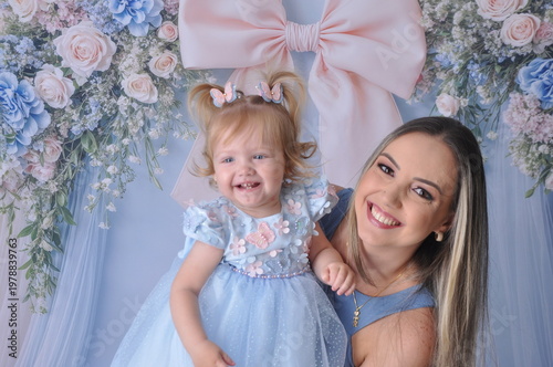 mãe com filha bebe celebram juntas o dia das mães 