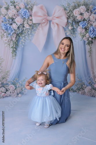 mãe com filha bebe celebram juntas o dia das mães 