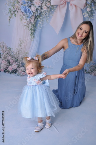 mãe com filha bebe celebram juntas o dia das mães 