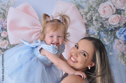 mãe com filha bebe celebram juntas o dia das mães 