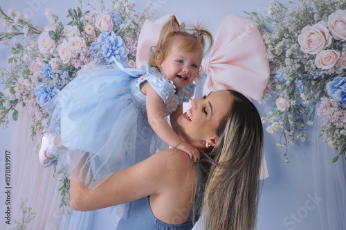 mãe com filha bebe celebram juntas o dia das mães 
