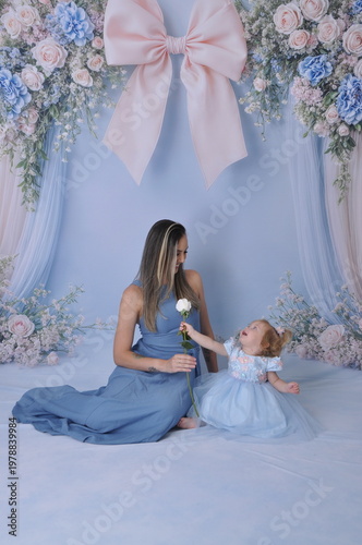 mãe com filha bebe celebram juntas o dia das mães 