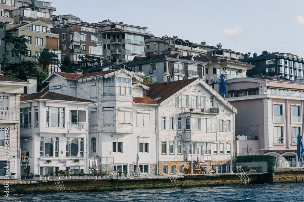 Obraz premium Casas típicas de Estambul sobre las márgenes del Bósforo, Turquía. Arquitectura tradicional, estilo de vida.