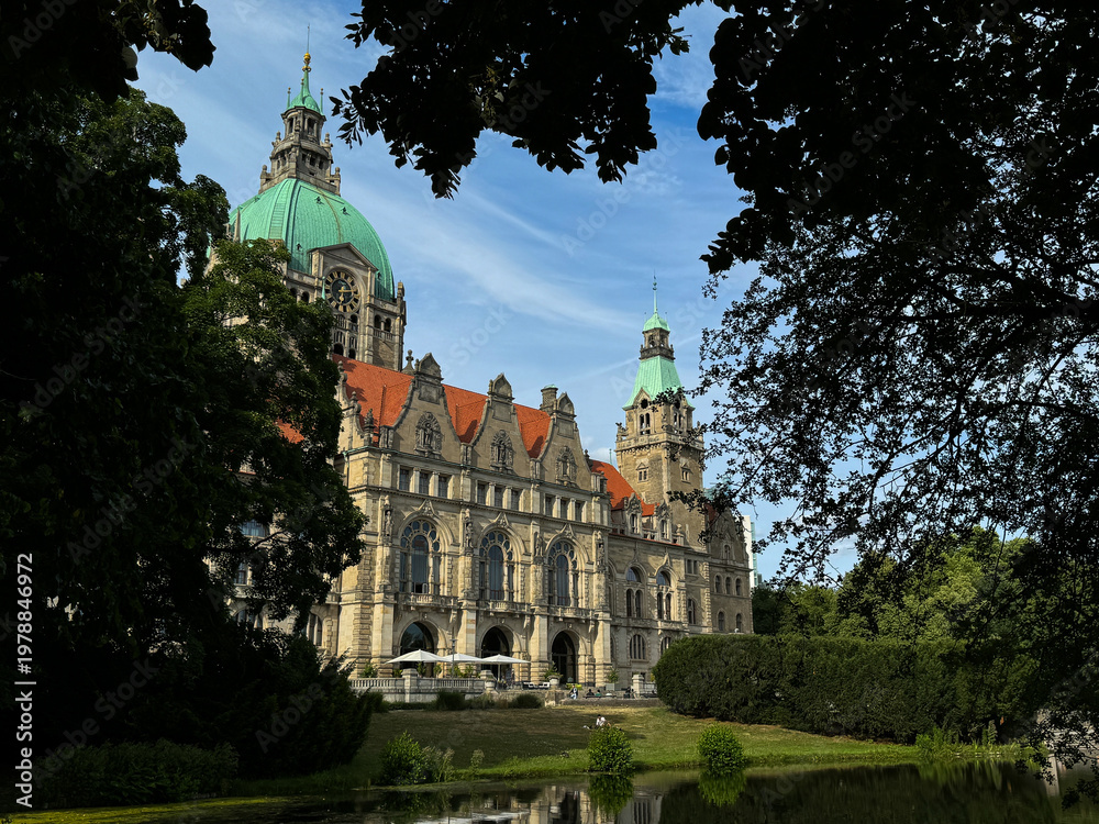 Obraz premium New Town Hall (Neues Rathaus) in Hannover, Germany with Reflection in the Lake