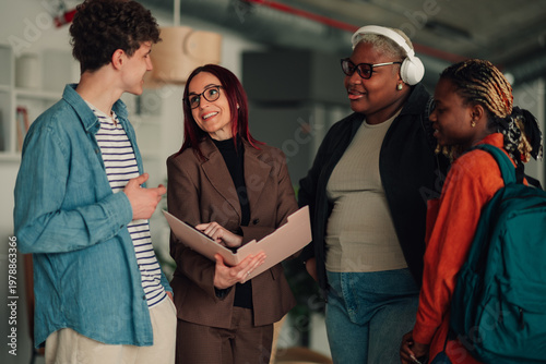 Φωτογραφία Diverse students and female professor collaborating, sharing knowledge, and disc