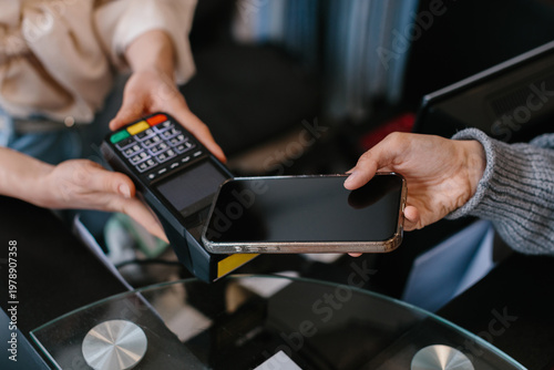 Cuadro en lienzo Customer making contactless payment using mobile phone
