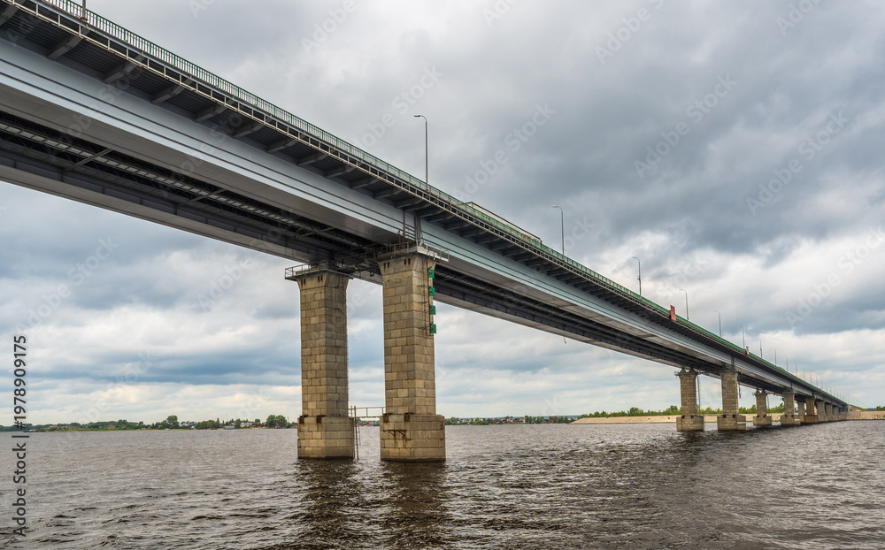 Obraz premium The large Zaimishchensky automobile bridge across the Volga River near Kazan, Russia