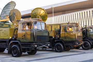 Fototapete Fahrzeug Militärische Radarfahrzeuge mit Parabolantennen  © NastyaPhoto