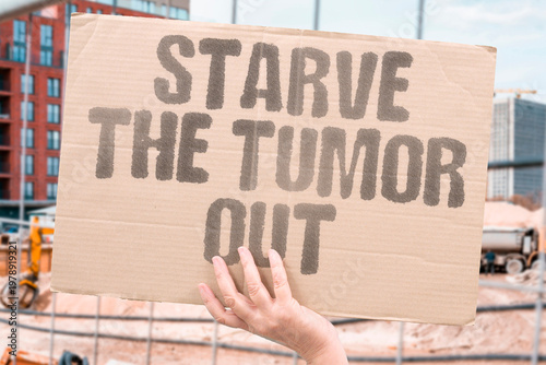 Fotografia "Starve The Tumor Out" Anti-hormonal cancer therapies deprive tumors of the chemical signals they require to sustain and accelerate growth
