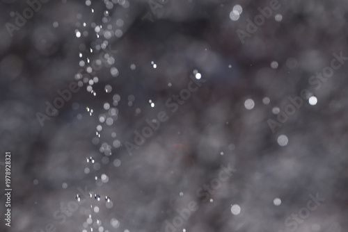 雪解けの水が屋根から落ちてきた