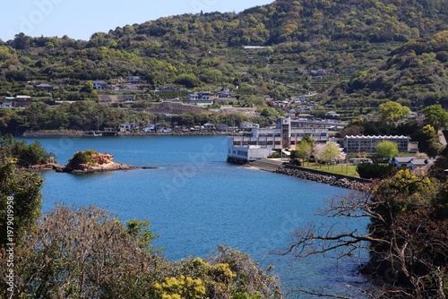 海に浮かぶ旧赤崎小学校