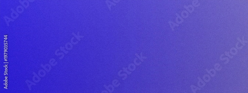 Foto Deep ultramarine tones fade gently into lighter blue with a fine grain texture, creating a sleek abstract backdrop ideal for tech branding, web headers, or modern slides