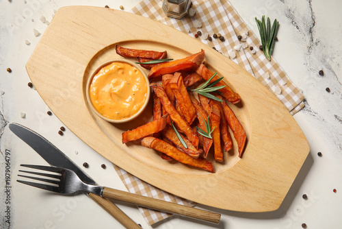 Wooden plate with tasty coo...