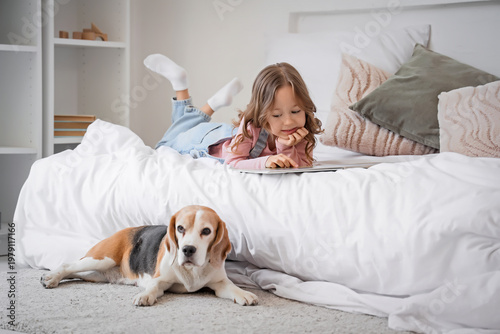 Cute little girl with Beagl...
