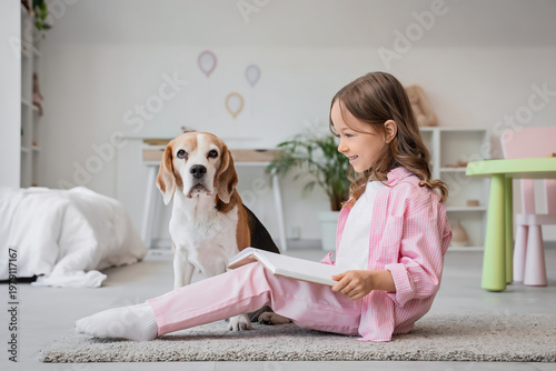 Cute little girl with Beagl...