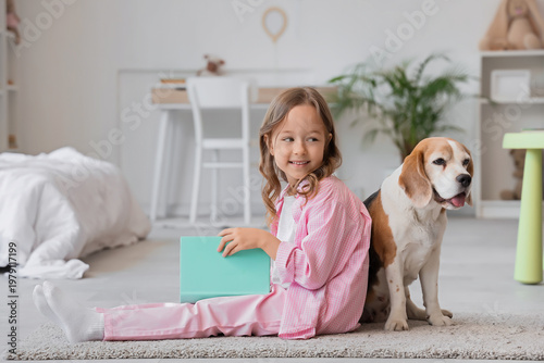 Cute little girl with Beagl...
