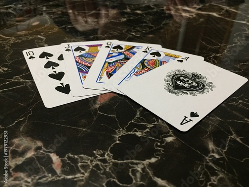 Photography Quinte flush royale de pique sur table en marbre – main gagnante au poker