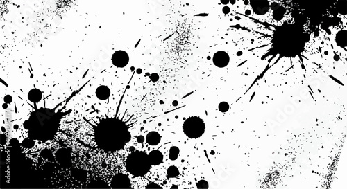 Schwarze Tintenspritzer und Farbflecken auf weißem Hintergrund als abstrakte Grunge-Textur für künstlerische Designs und kreative Projekte.